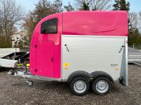 HUMBAUR 2 er Pferdeanhänger Pegasus 2400 Barbie Pink Alu / Poly Dithmarschen - Marne Vorschau