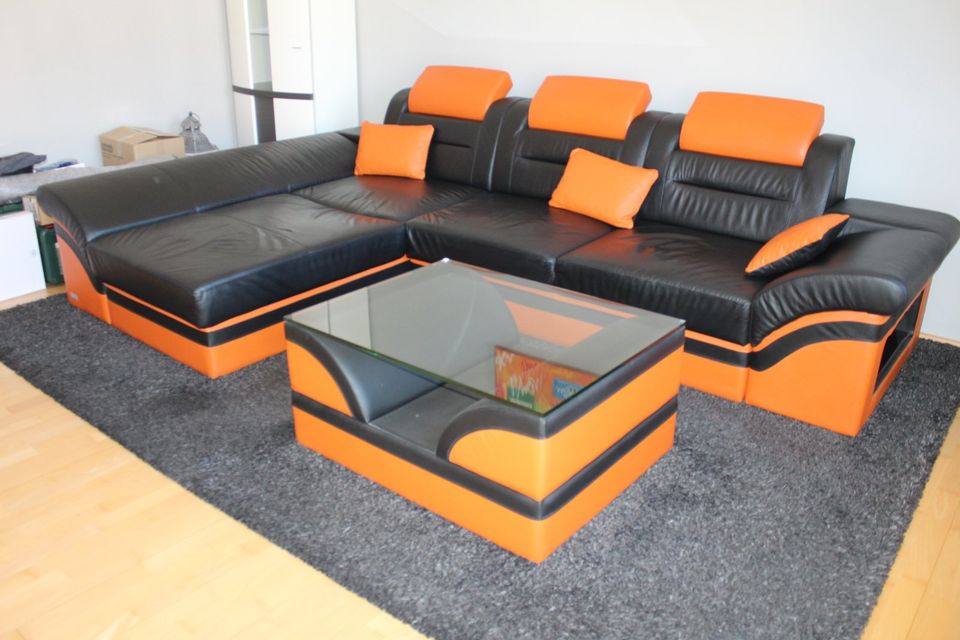 Leder Sofa L Form mit Tisch  gebraucht guter Zustand mit LED Bele in Berlin