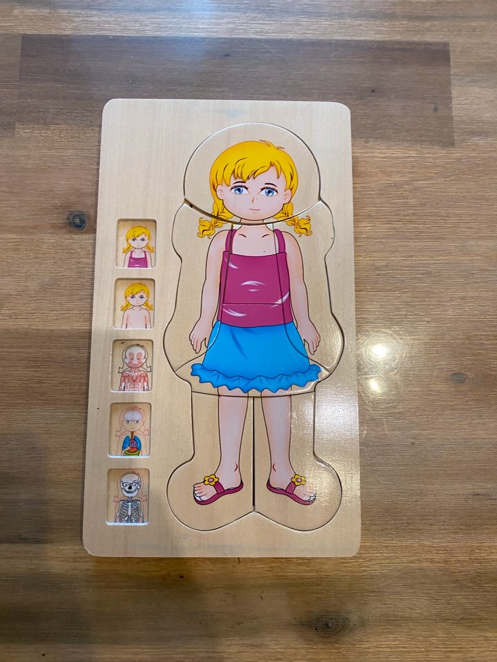 Puzzle aus Holz Aufbau des Körpers - Mädchen in Altdorf