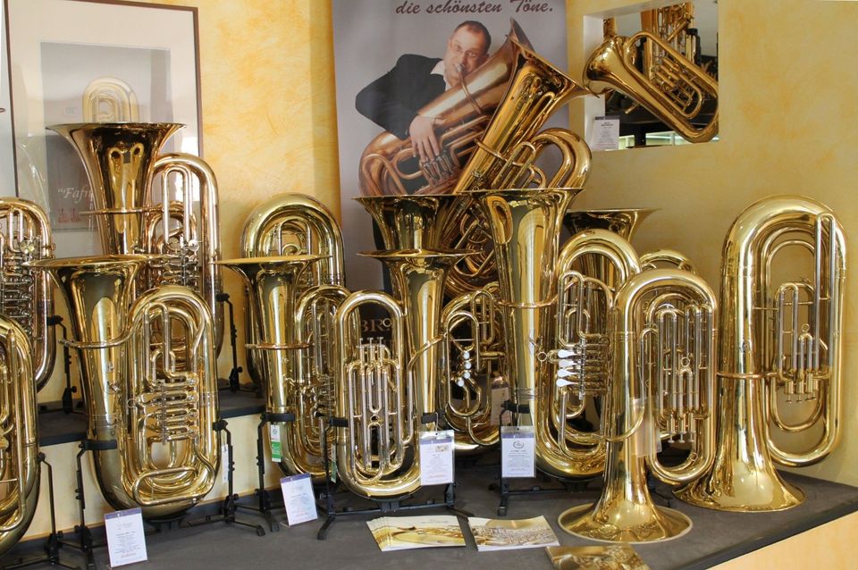 Cerveny Eb - Tuba Mod. CVEB 651-4R inkl. Koffer %%%% NEUWARE %%%% in Hagenburg