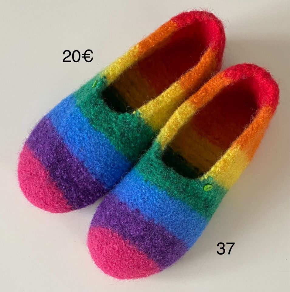 Dicke Filzpuschen Pantoffeln  Regenbogenfarben mit Latexsohle in Uelzen