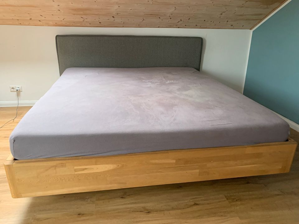 Massivholzbett 1,80x200 cm Bett mit Polster an Kopfteil in Gönnheim
