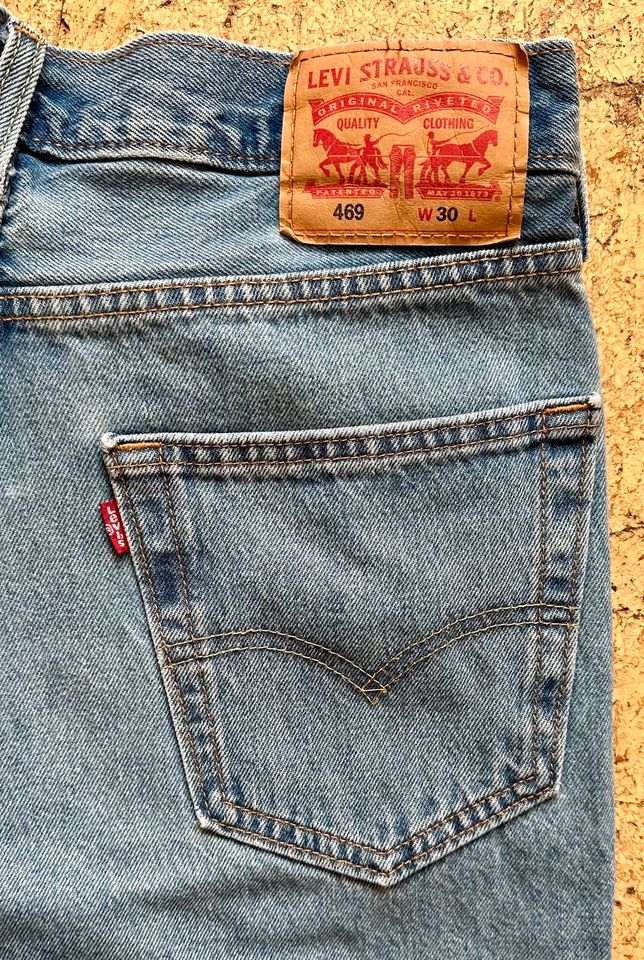 Levi‘s  Jeans Bermuda Shorts Herren Model 469 Größe 30 in Holzminden