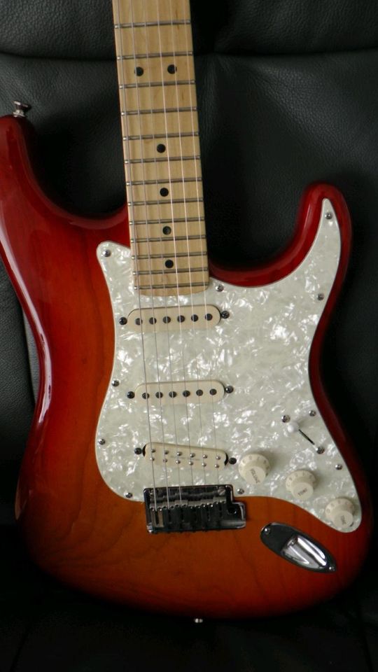 Fender American Deluxe Stratocaster Ash/Koffer in Lahnstein