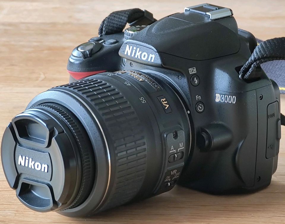 Nikon D3000 + AF-S 18-55 VR Digitale Spiegelreflexkamera in Kiel