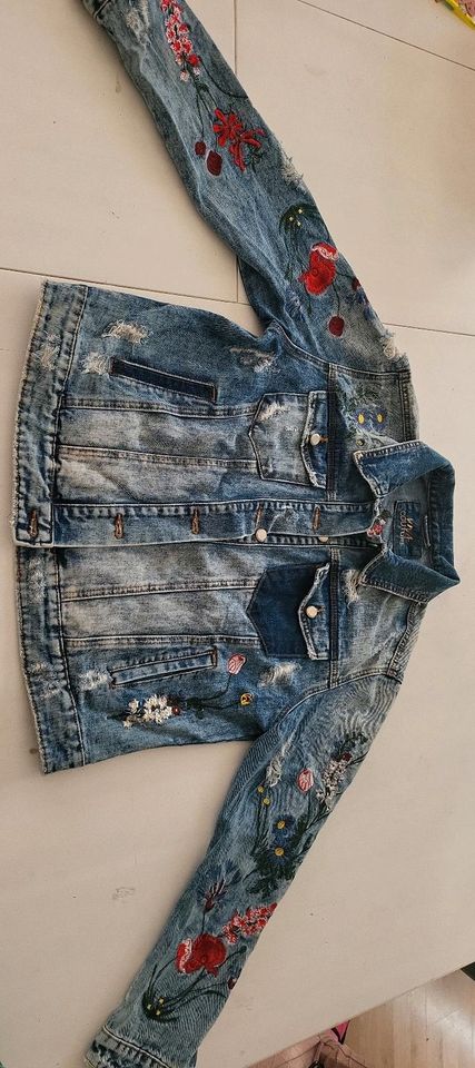 Jeansjacke mit Blumen stickereien Gr. 42 in Bremen