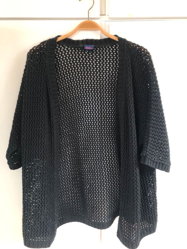 Grobmaschige schwarze Strickjacke Größe 32-36 in Preetz