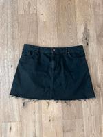 Schwarzer Jeansrock von H&M Divided – Gr. 42, mit Fransen-Saum Friedrichshain-Kreuzberg - Friedrichshain Vorschau
