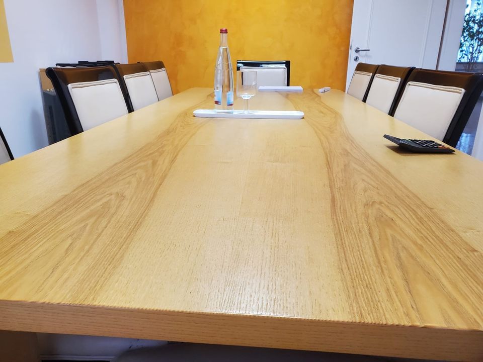 Esstisch mit Stühlen und Kommode in Stuttgart