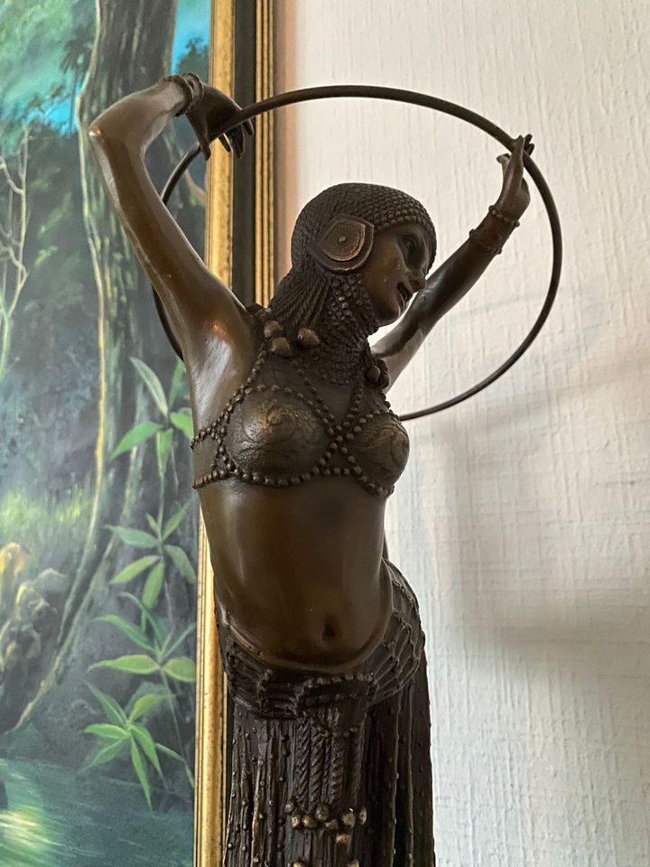 Bronzefigur Tänzerin mit Ring Frau Art Deco Chiparus in Centrum