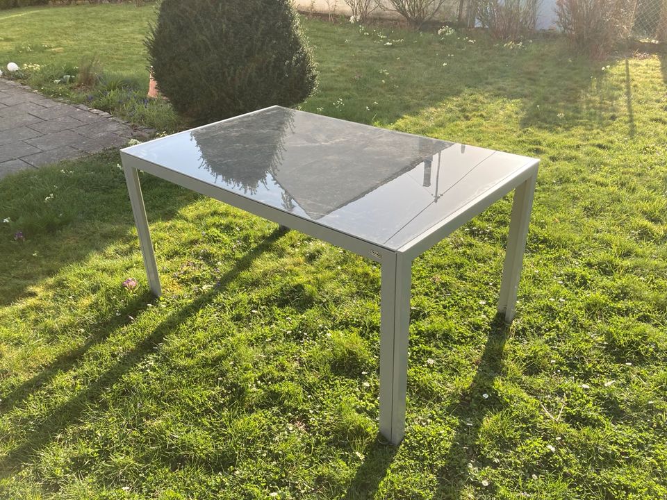 Gartentisch  aus Aluminium mit Wendeglasscheibe in Koblenz