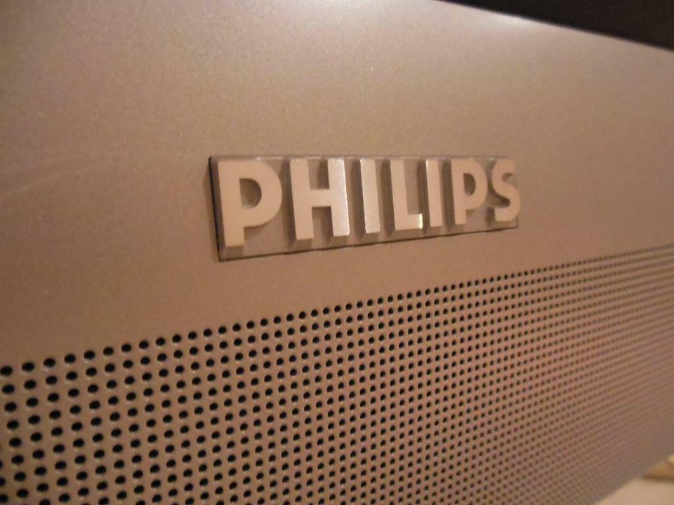 PHILIPS-TV, 35 ZOLL  IN SILBER INCL. DOLBY-SURROUND-BOXEN in Düsseldorf