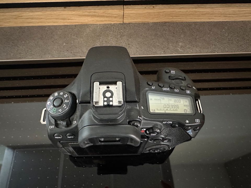 DSLR Canon EOS 90D inkl. Kit EFS 18-135 und Zubehör! in Werneck