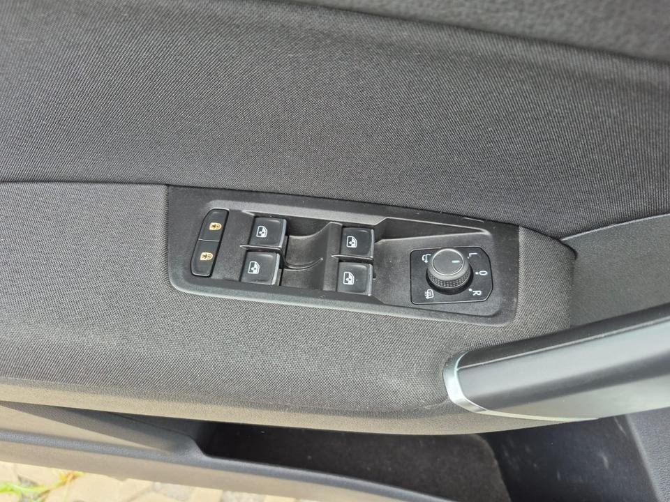 VW Touran Highline R- Line DSG 8x Alu AHK LED Sitzhzg Voll. in Roßwein