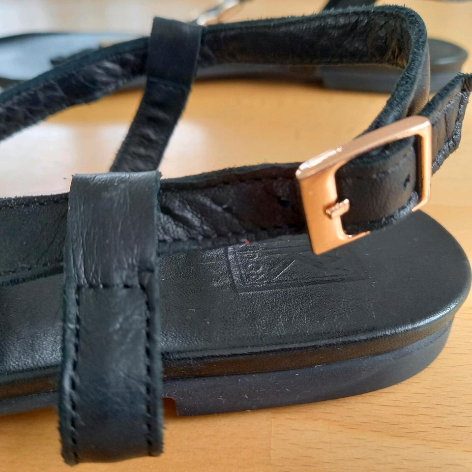 Leder-Zehen-Sandalen,schwarz, Größe 40 in Lügde