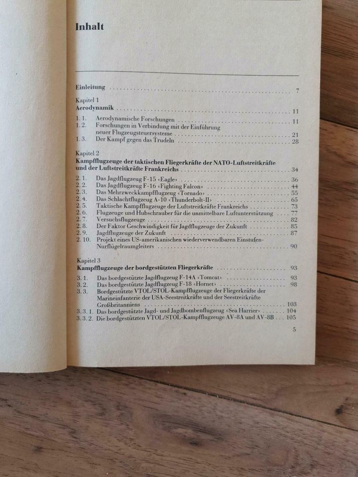 Buch über Militärflugzeuge in Freiberg