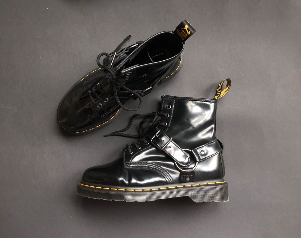 Dr. Martens Boots mit Schnallen in Halle