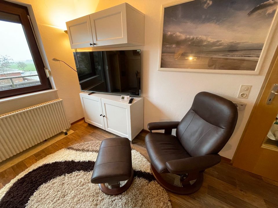 Nordsee Ferienwohnung (OG) Dornumersiel für 1- 4 Personen – Meerblick vom riesigen Balkon -  Haustiere erlaubt! Nordseeglück Franz 2 – Strandnähe – Direkt am Siel – Wenige Meter vom Ortskern in Dornum