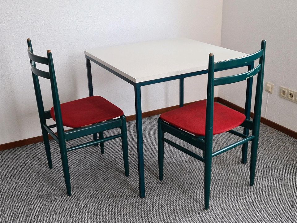 Tisch, weiße Resopalplatte, 2 Stühle in Viernheim
