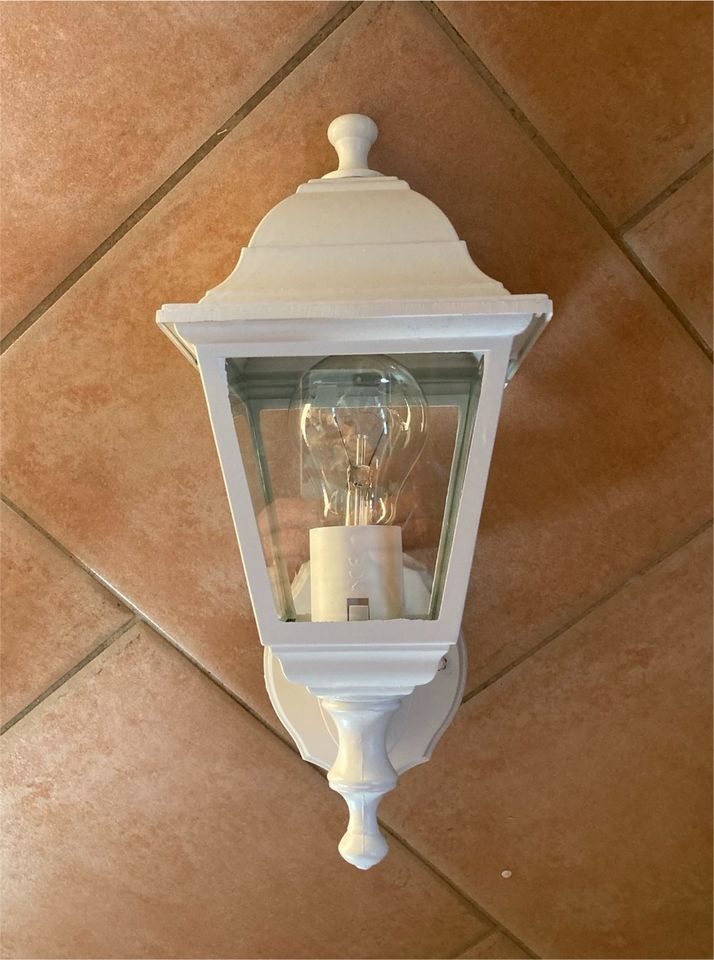 Außenlampe weiß, Außenwandleuchte, retro, Laterne in Adelshofen (Oberbayern)