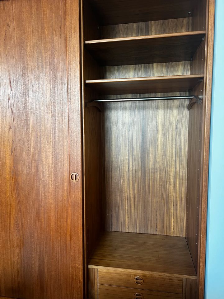 Kleiderschrank in braun in Köln