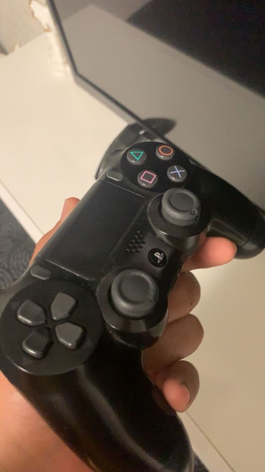 PS4 mit controller in Paderborn