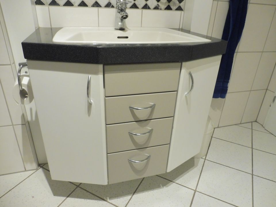 Badezimmer Möbel Spiegelschrank u. Unterschrank incl. Waschbecken in Oberaurach