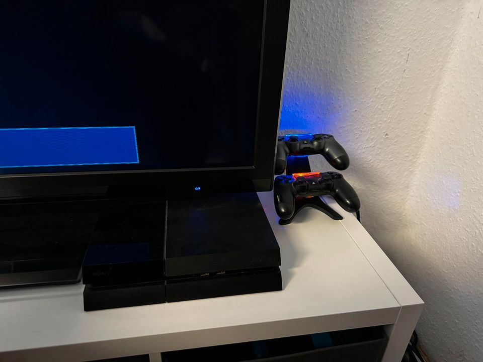Playstation 4 - 2 TB Speicher - 2 Controller - Zubehör in Isernhagen