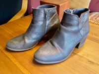 Damen Stiefeletten Stiefel Boots Schuhe schmal grau Gr. 38 Thüringen - Walschleben Vorschau