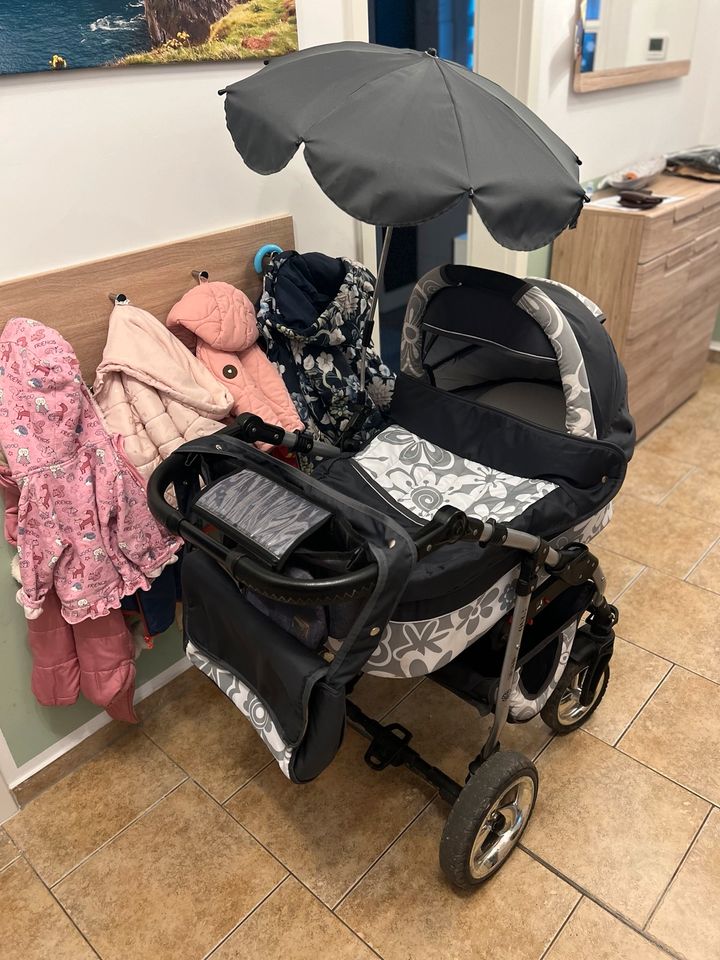 Kinderwagen 3 in 1, Babyschale, Kindersitz, viel Zubehör in Stendal