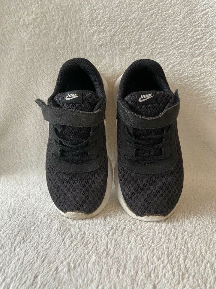 Nike Schuhe schwarz weiß sneaker 27 Kinder Kinderschuhe in Kelkheim