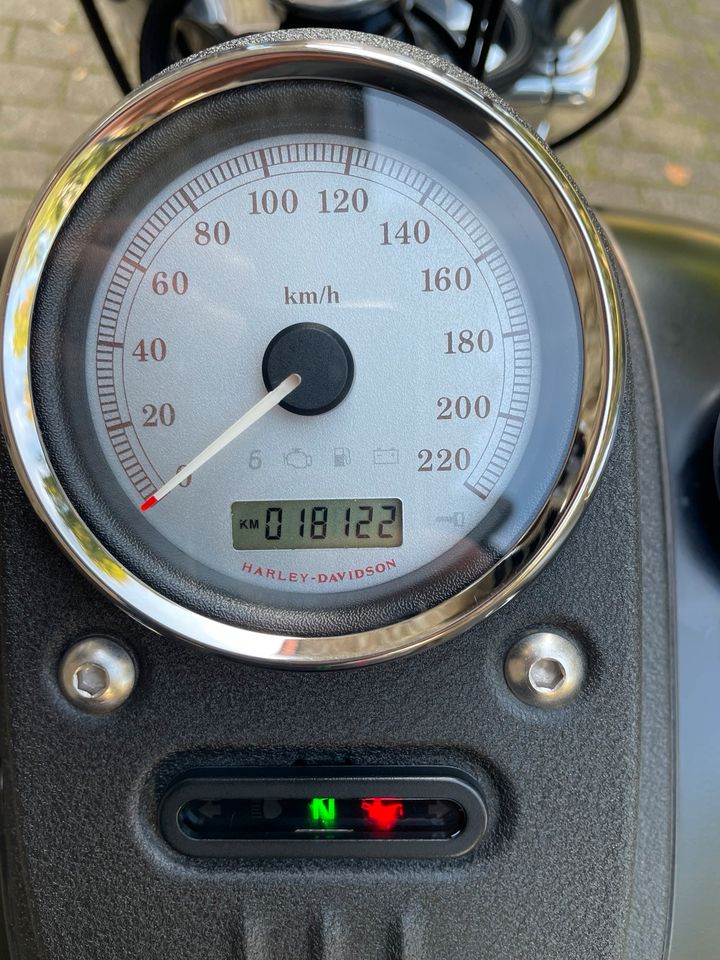 Harley Davidson Street Bob FXDB 1.Hand 18.200 km Dyna Streetbob in Sangerhausen