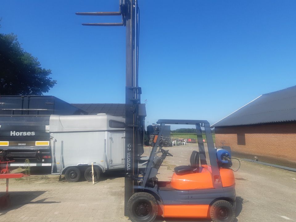 Toyota Gabelstapler. 2 T heben. LPG. HH von 450 cm.8900 Std. in Nordhorn