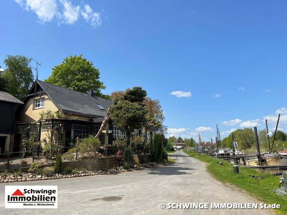 Uriges & altes Fährhaus mit Wassergrundstück zu verkaufen – incl. 2.200 m² Extra-Grundstück am Hafen. in Wischhafen