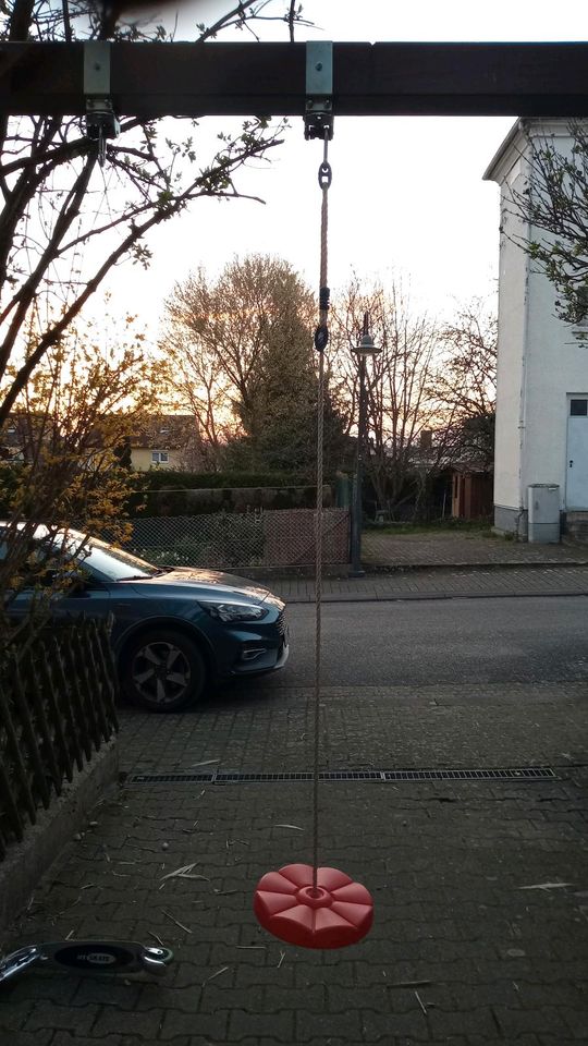 Kaum benutzte Tellerschaukel, Kinder, Schaukel, Outdoor in Königsbach-Stein 