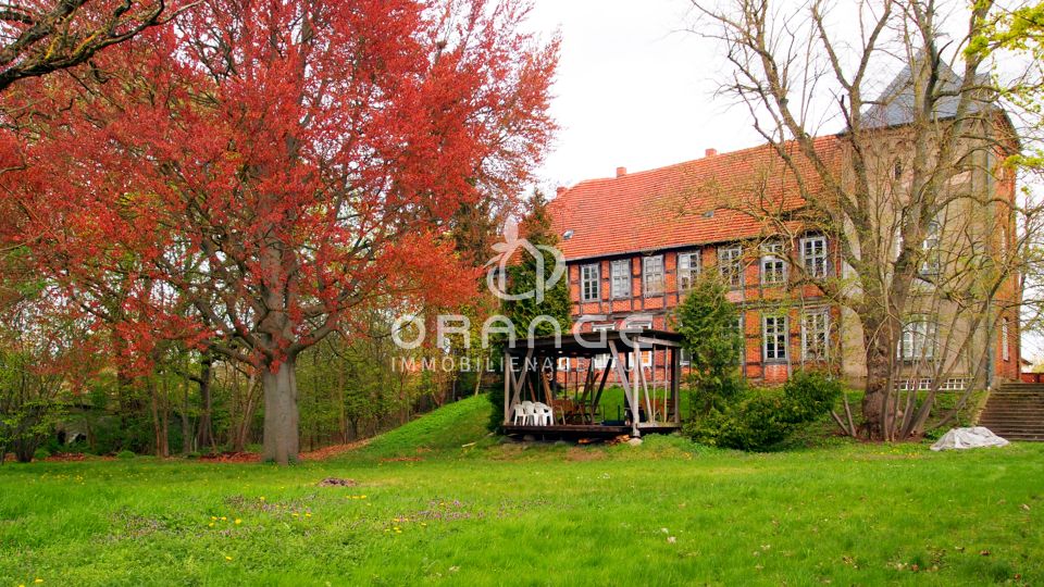 ***Herrschaftliches Gebäude-Denkmal mit Park am Stadtrand*** in Goldberg