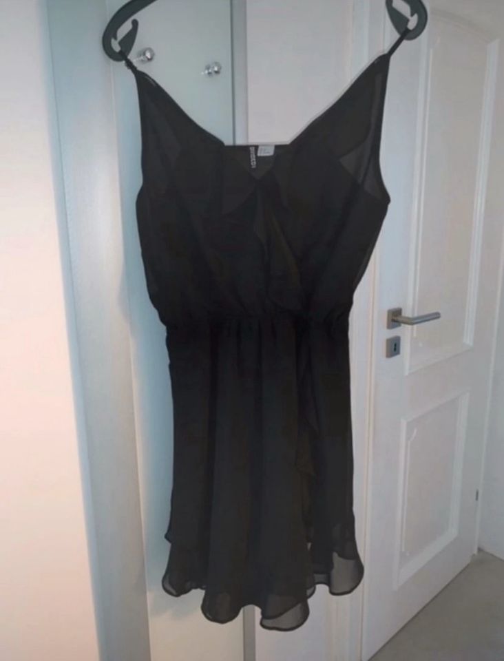 Damen Kleid in schwarz von H&M Größe 38 in Rösrath