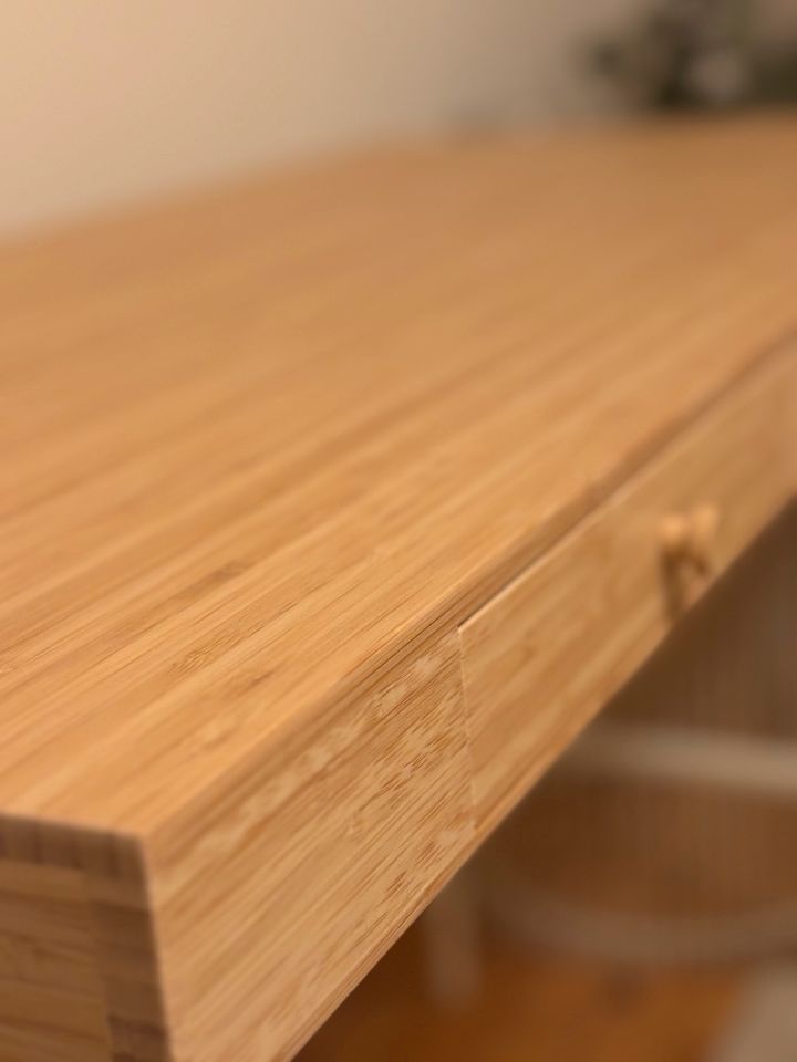 Schreibtisch, helles Holz, kaum gebraucht, wie NEU in München
