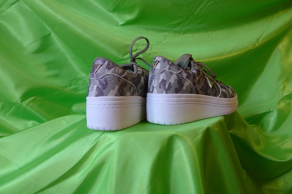 GUESS Los Angeles Sneakers mit Glitzer Gr. 39,5(8,5) UVP 129,-€ N in Bietigheim-Bissingen