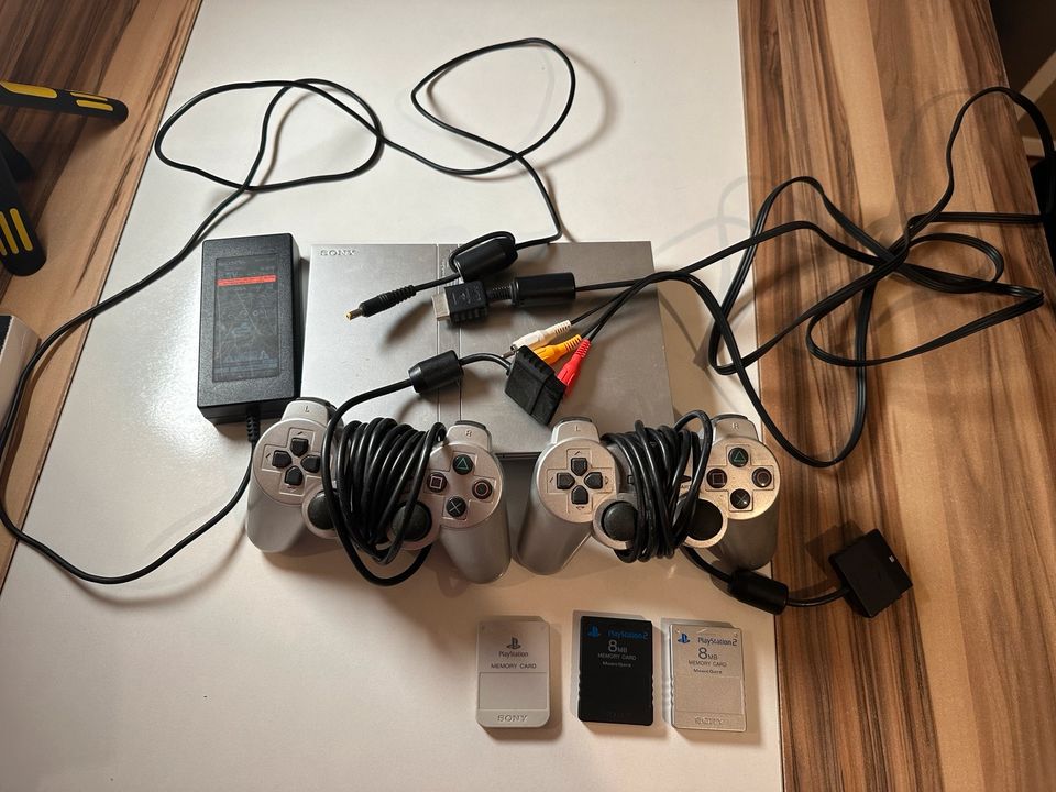 PlayStation 2 Slim inkl 2 Dualshock Controller und 3 Memory Cards in Preußisch Oldendorf