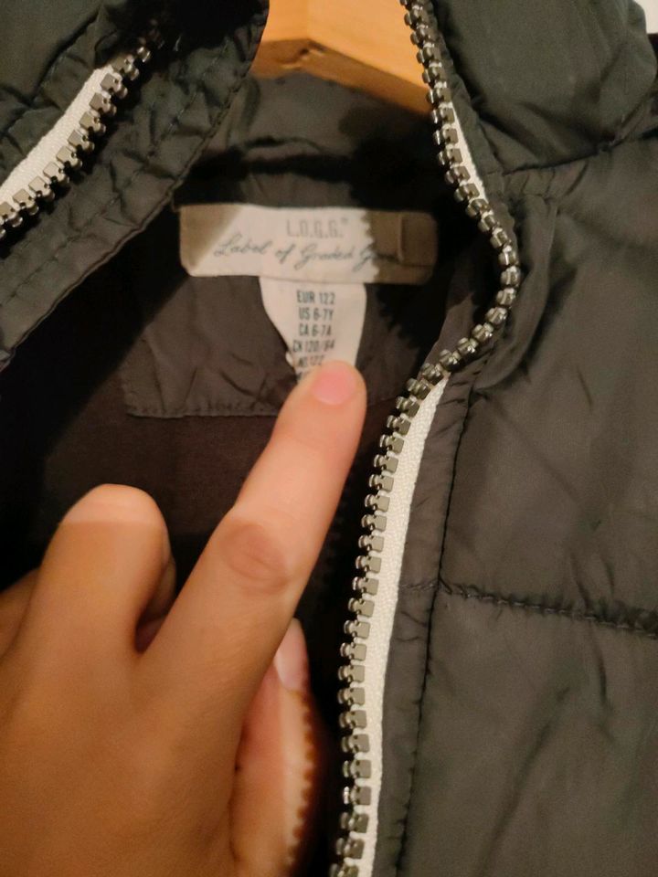 Winterjacke H&M Gr. 116 in Cölbe