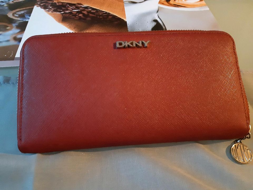 Damen Portemonnaie rot von DKNY in Halstenbek