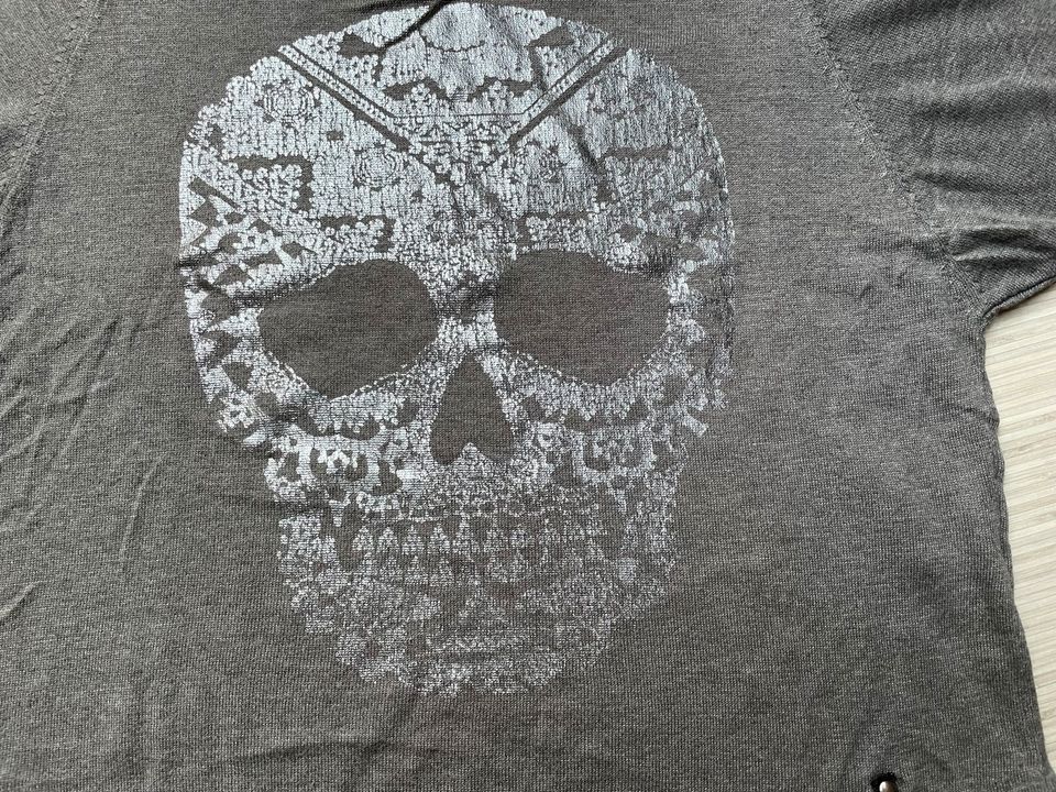 Oberteil Shirt mit Totenkopfmotiv Größe M in Hallerndorf