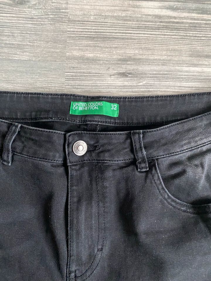 Dunkelgraue schwarze Jeans von United Colors of Benetton 32 in Stuttgart