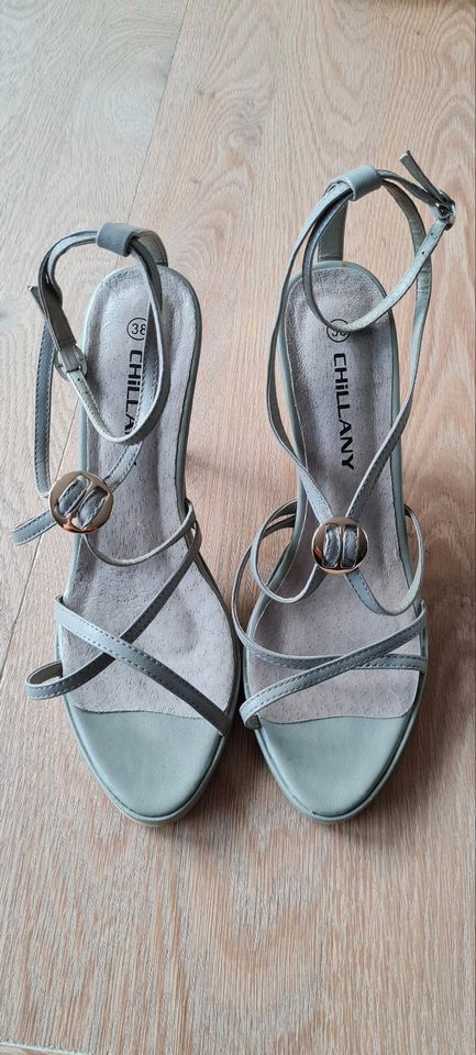 Neuwertig Pumps/Sandalen taupe Gr.38 von Chillany in Altenstadt