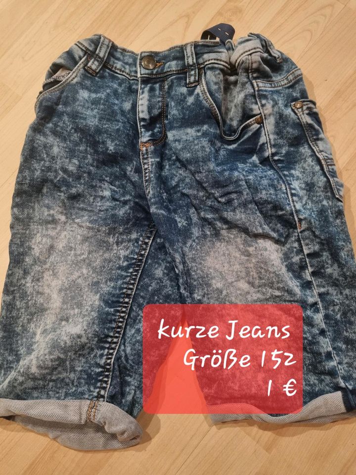 Kurze Jeans, Größe 152 in Vöhl