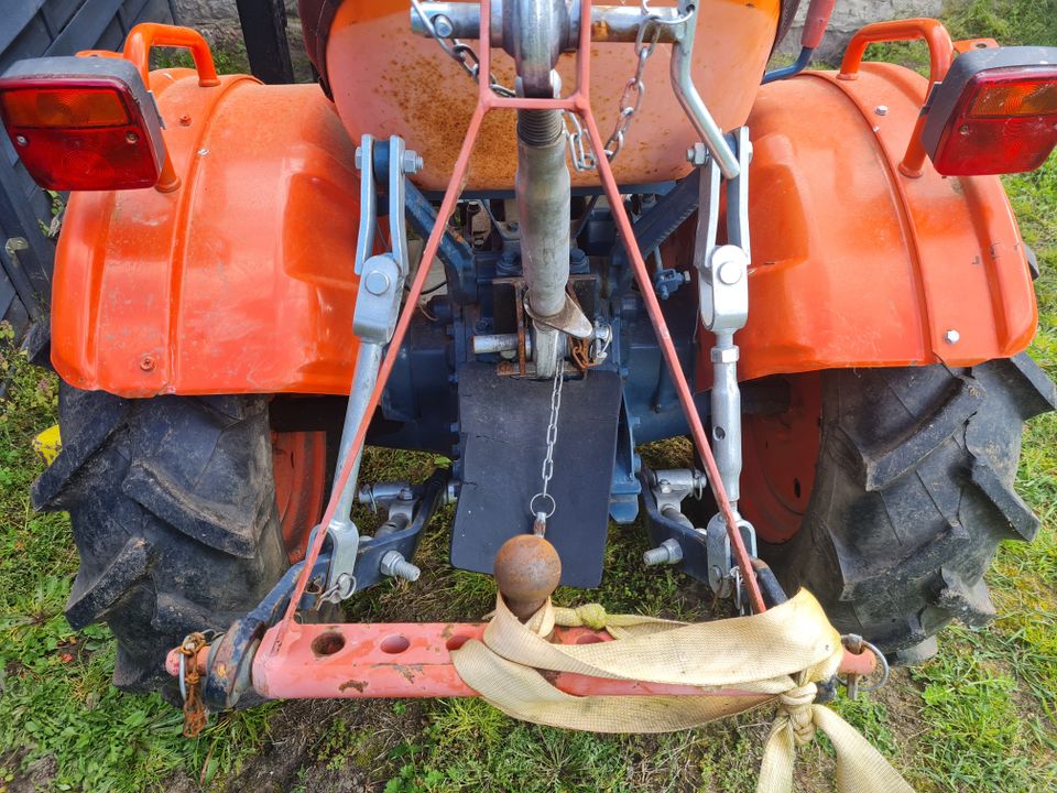 Kubota B7001D mit Frontlader und Heckgewichten in Wendisch Rietz