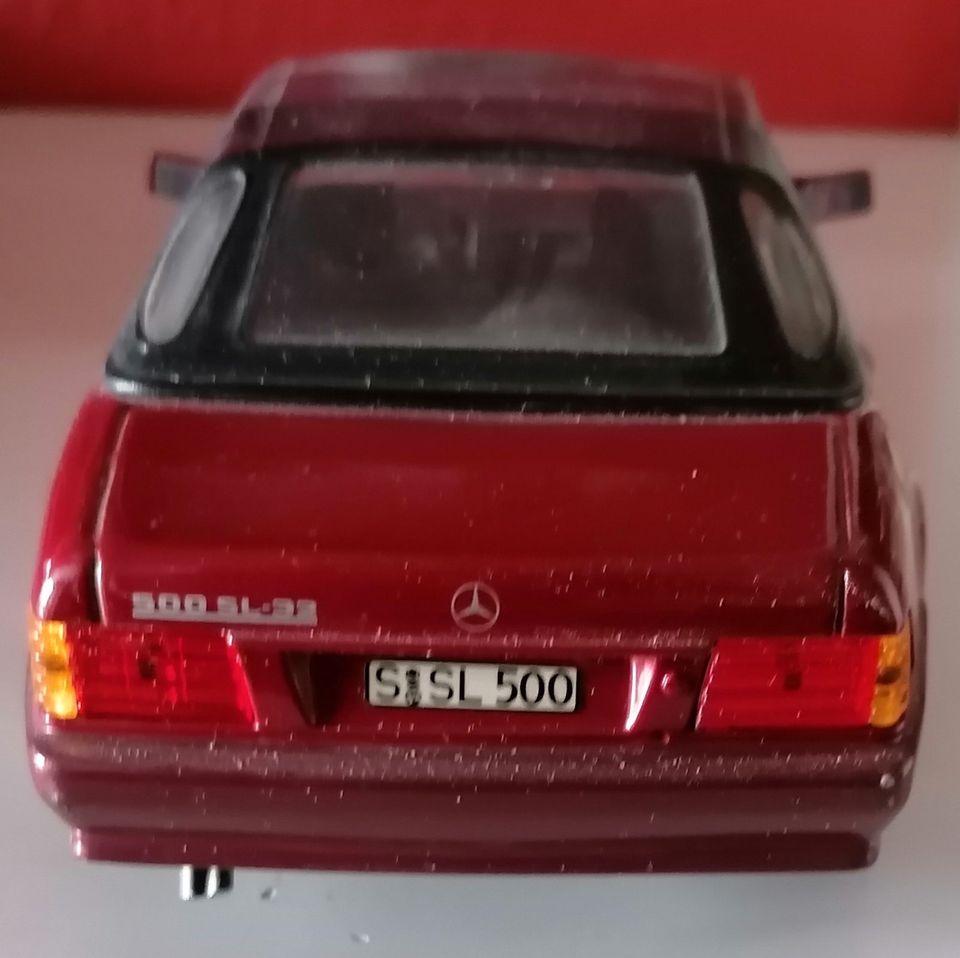 Mercedes Benz SL 1:18 Modellauto guter Zustand Vitrine REVELL in Karlsruhe