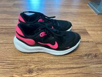 Nike Revolution 7, Gr. 35,5 (US 3,5Y), Laufschuhe, Sportschuhe Hessen - Gudensberg Vorschau