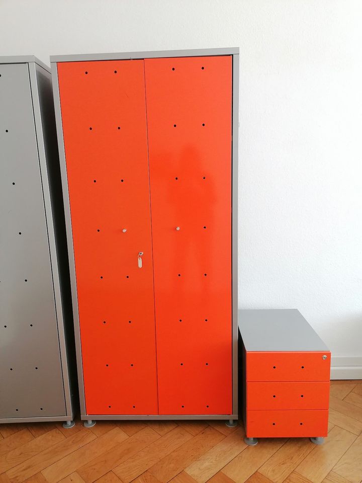 Zwei Büroschränke (optional mit Stand-/Rollcontainern) in München